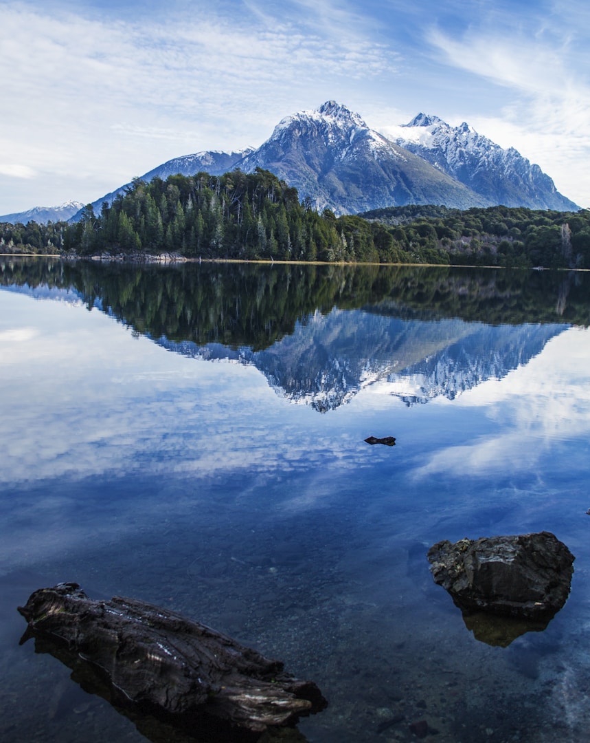 Lago Nahuel Huapi con los cerros nevados reflejados en el agua, Bariloche, Argentina