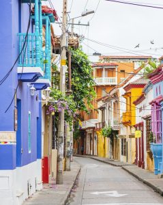 Calle colonial con balcones de colores en la ciudad amurallada de Cartagena de Indias, Colombia