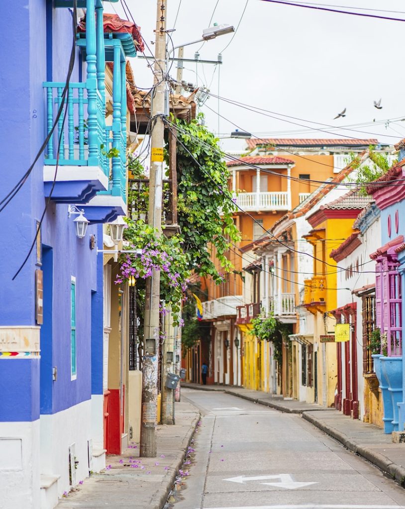 Calle colonial con balcones de colores en la ciudad amurallada de Cartagena de Indias, Colombia