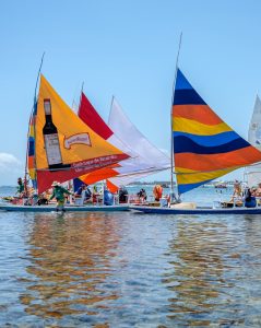 Jangada de velas de colores en las piscinas naturales de Porto de Galinhas, Pernambuco, Brasil