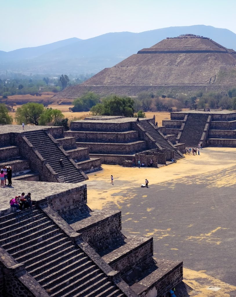 Piramide del Sol y Calzada de los Muertos en Teotihuacan, Mexico