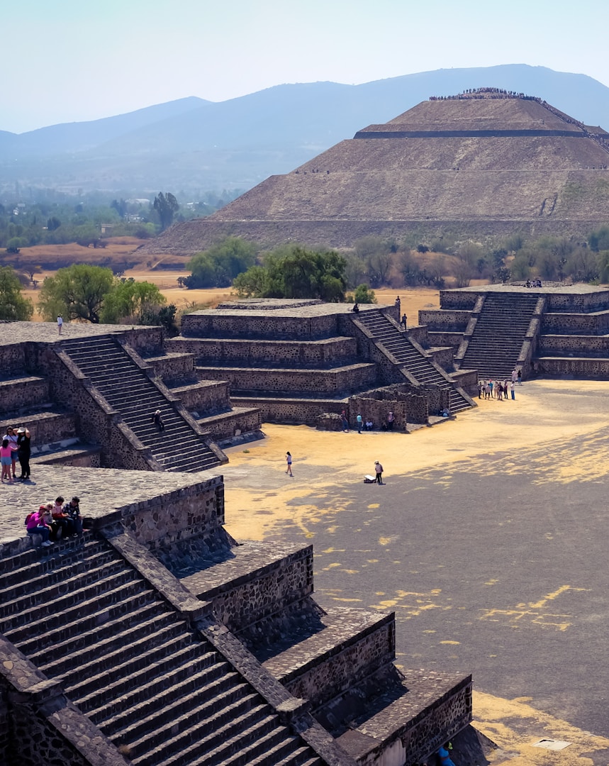 Piramide del Sol y Calzada de los Muertos en Teotihuacan, Mexico